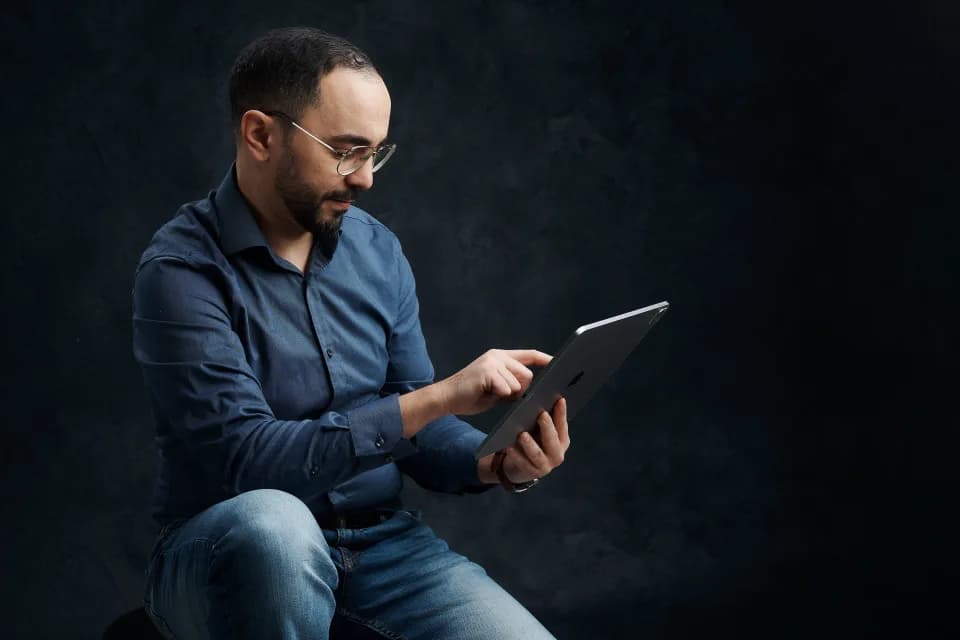 Mohammed bereidt een coachingsessie voor in Amsterdam