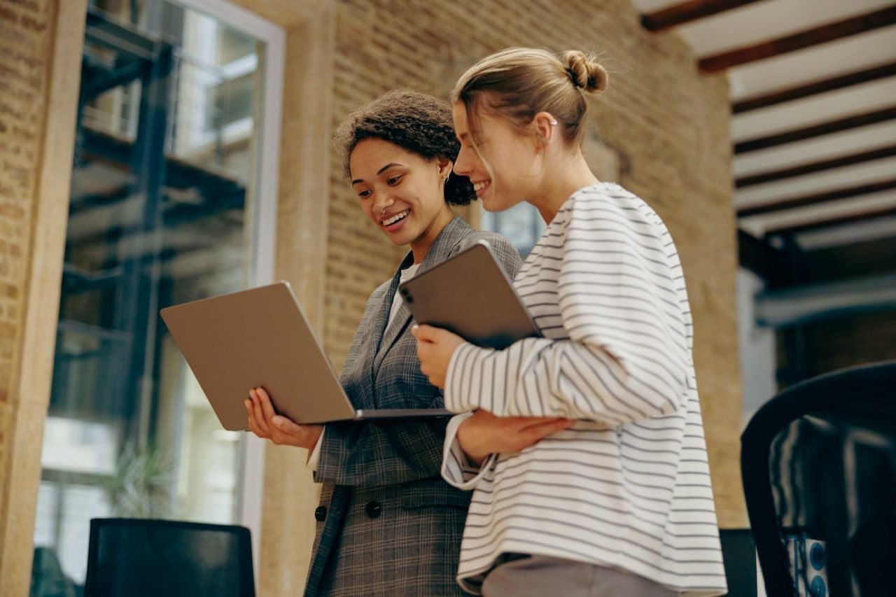Twee professionals bekijken samen hun volgende stap